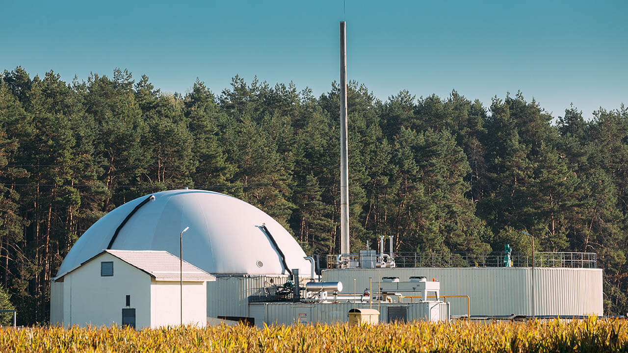 Bio-Erdgas ist ein erneuerbarer Energieträger in der SHK-, Kälte- oder Energiebranche, der aus organischen Abfällen wie z.B. Gülle, Biomüll oder Klärschlamm gewonnen wird. Dabei handelt es sich um eine nachhaltige Alternative zu fossilen Brennstoffen wie Erdgas oder Öl, da bei der Verbrennung nur so viel CO2 freigesetzt wird, wie zuvor durch die Biomasse gebunden wurde. In der Praxis wird Bio-Erdgas in Heizungsanlagen, Blockheizkraftwerken oder als Kraftstoff für Fahrzeuge genutzt.