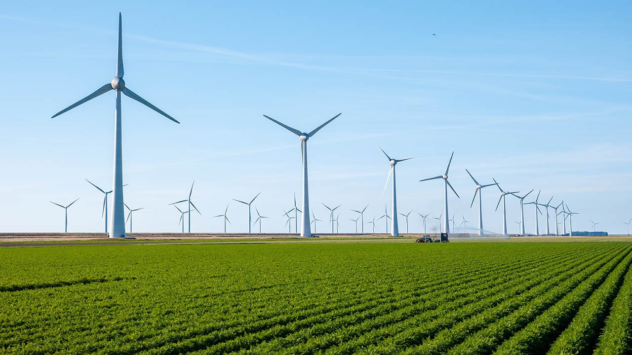 Die Energiewende bezeichnet den Übergang von einer auf fossilen Brennstoffen basierenden Energieversorgung hin zu einer erneuerbaren Energieversorgung. Ziel ist es, die Abhängigkeit von fossilen Energieträgern zu reduzieren und die Treibhausgasemissionen zu senken, um den Klimawandel zu bekämpfen. Die Energiewende umfasst dabei alle Bereiche der Energieversorgung, einschließlich der Strom-, Wärme- und Mobilitätssektoren. Umgesetzt wird sie durch den Ausbau erneuerbarer Energien wie Windkraft, Solarenergie und Biomasse, die Förderung von Energieeffizienzmaßnahmen sowie die Umstellung auf klimafreundliche Technologien.