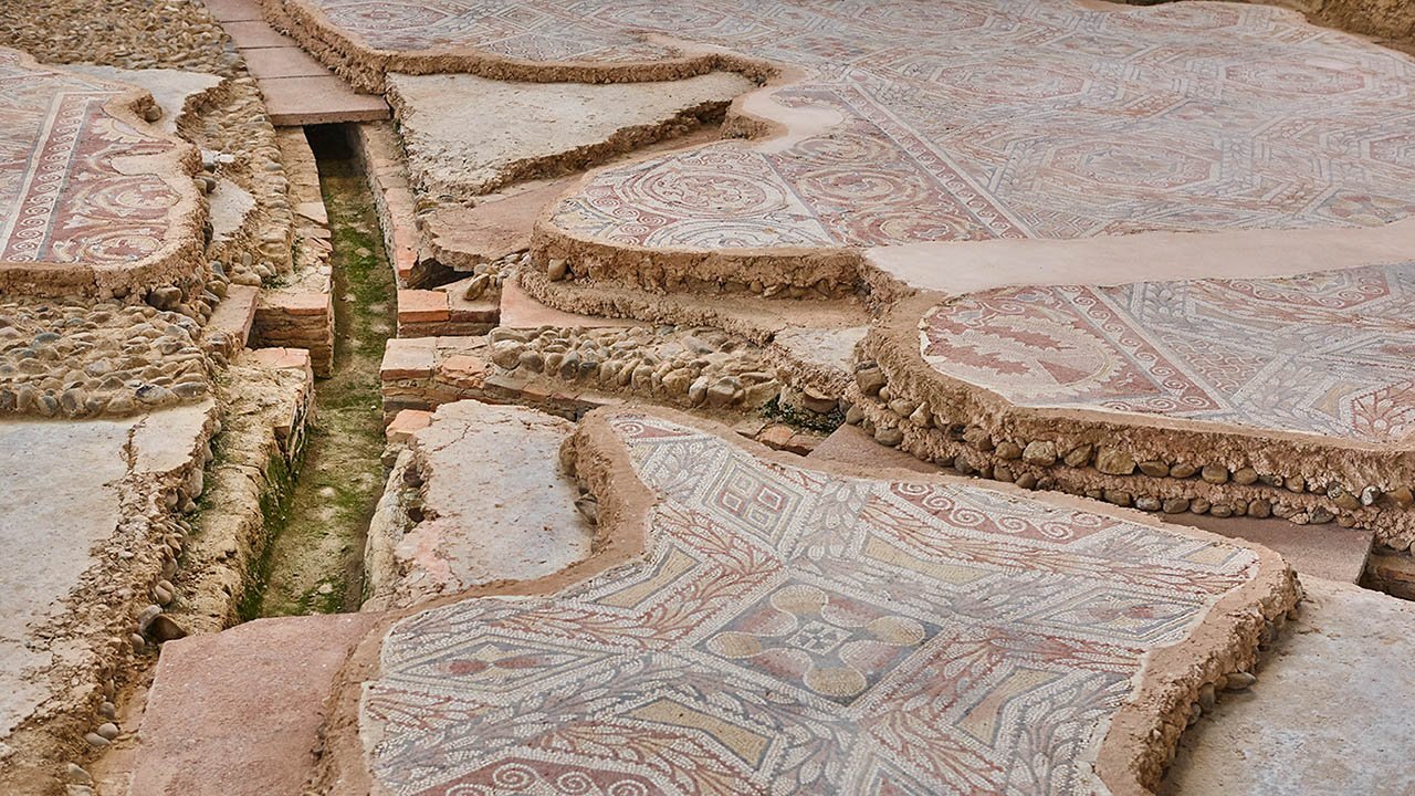 Die Hypokausten-Heizung ist ein historisches Heizsystem, das auf dem Prinzip der Warmluftzufuhr durch unter dem Boden verlaufende Hohlräume basiert. Ursprünglich in antiken römischen Bädern eingesetzt, findet dieses Konzept heute in modernen Formen Anwendung.