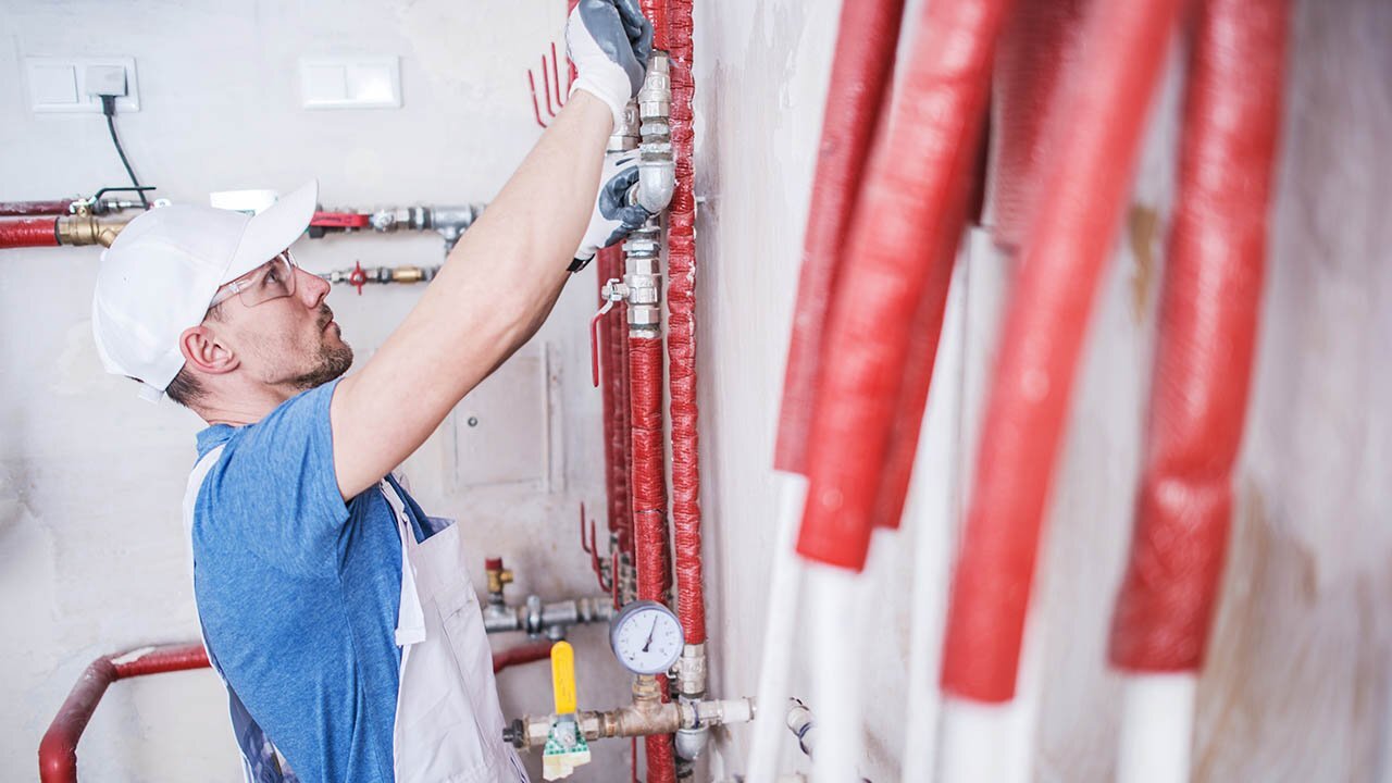 Die Sanitärtechnik bezieht sich auf den Bereich der Gebäudetechnik, in dem es um die Bereitstellung von Trinkwasser und Entsorgung von Abwasser geht.